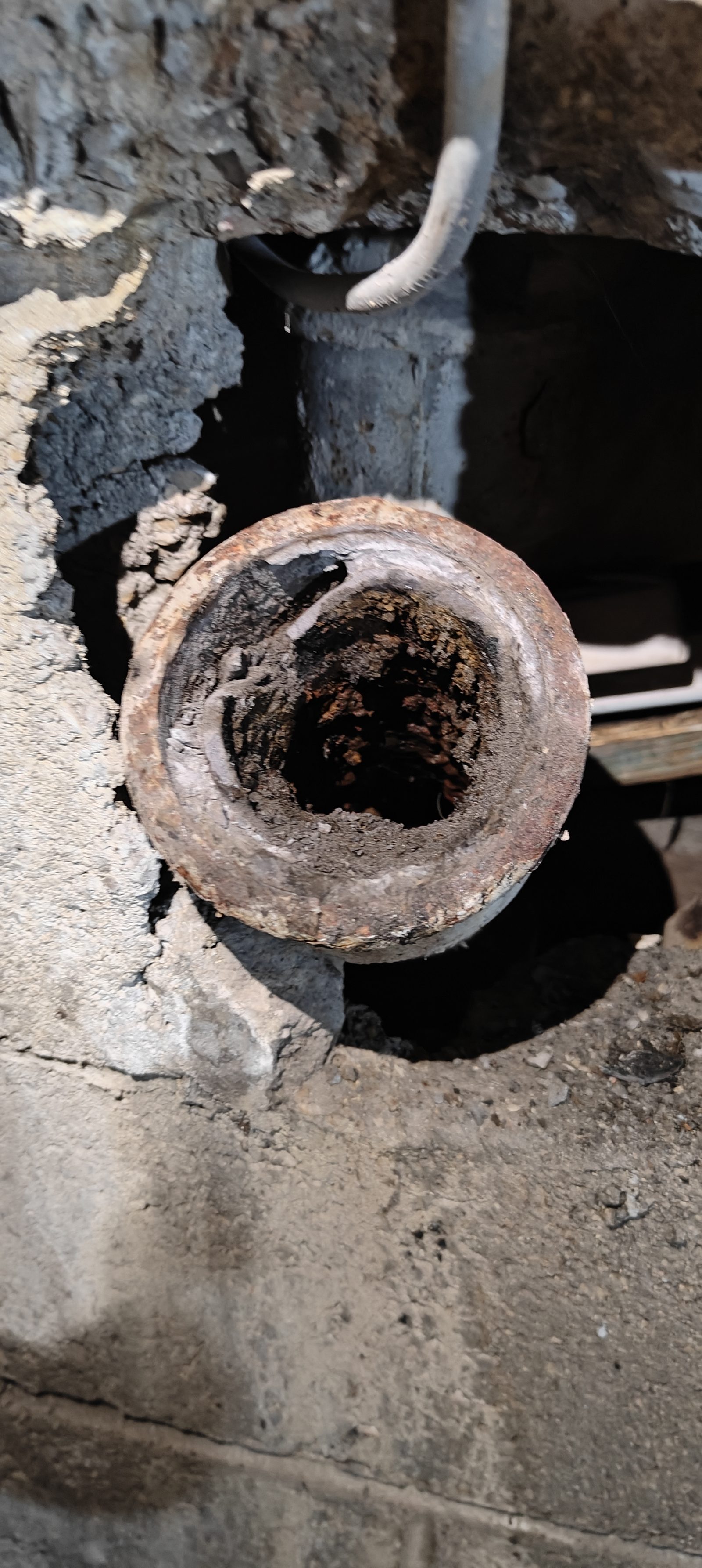 Dépose en cours — tronçons fonte SME extraits de la cave